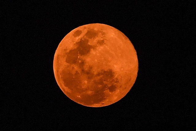 Evento astronómico imperdible: Lo que debes saber de la luna llena rosa de esta noche