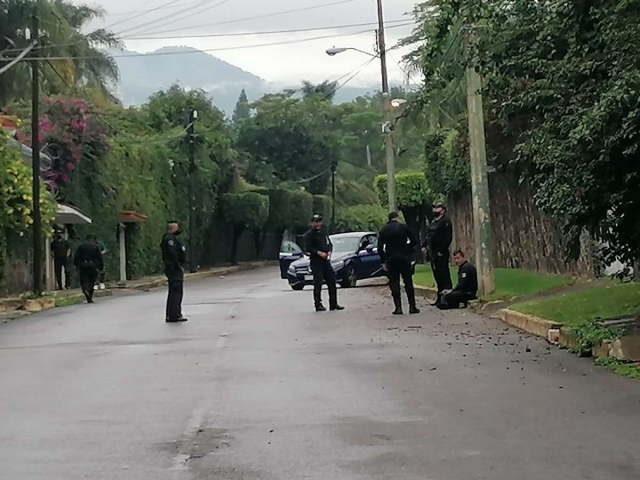 No se pudo comprobar si en el lugar del ataque estaba el hijo el edil del municipio vecino. En la imagen se aprecia el vehículo blanco de los disparos.