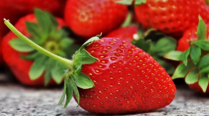 ¿Por qué nunca debes cortar los tallos de las fresas antes de lavarlos? Podría ser peligroso