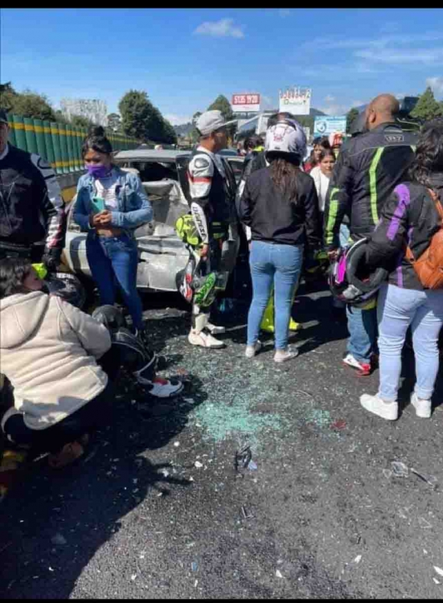 En un largo tramo de la autopista con dirección a Cuernavaca quedaron los testimonios del percance.