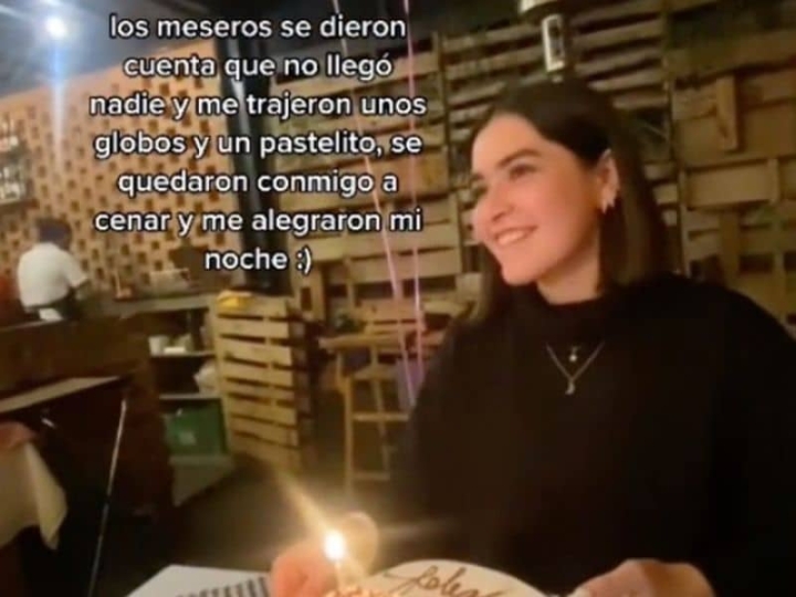 La dejan plantada en su cumpleaños y los meseros celebran con ella.