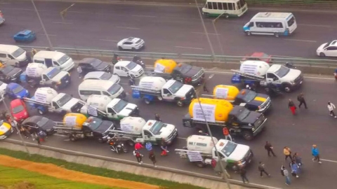 Bloqueo de operadores de pipas de gas en la México-Pachuca causa caos vial