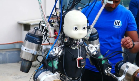 iRonCub3: el robot humanoide que puede volar con jetpack y podría transformar las misiones de rescate