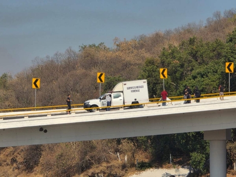 Los cuerpos fueron trasladados a la morgue por personal del Semefo.