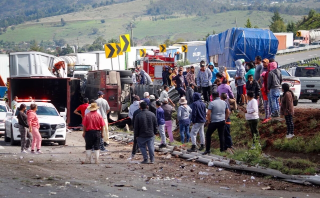 Edomex: Choque de tráileres en Arco Norte desata rapiña
