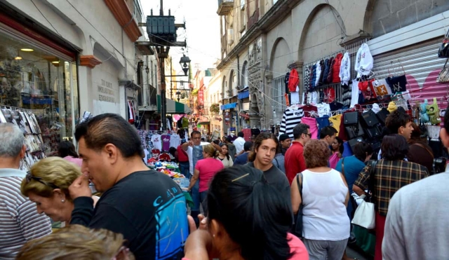 Ambulantes serán reubicados en calles en que no estorben: De la Rosa