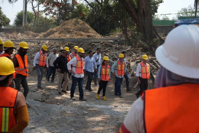 Convive Lucy Meza con trabajadores de la construcción