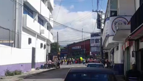 Breve bloqueo de vecinos de Patios de la Estación en El Vergel