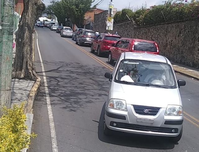 Protestan vecinos de colonia Ruiz Cortines en Subida a Chalma, por falta de abasto regular de agua potable