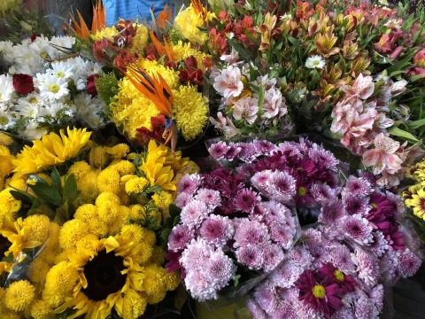   La venta de flores se incrementa –al igual que los precios– con motivo del Día de las Madres.