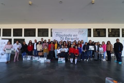 Impulsa diputada Ruth Cleotilde Rodr&iacute;guez la educaci&oacute;n con entrega de equipo multimedia