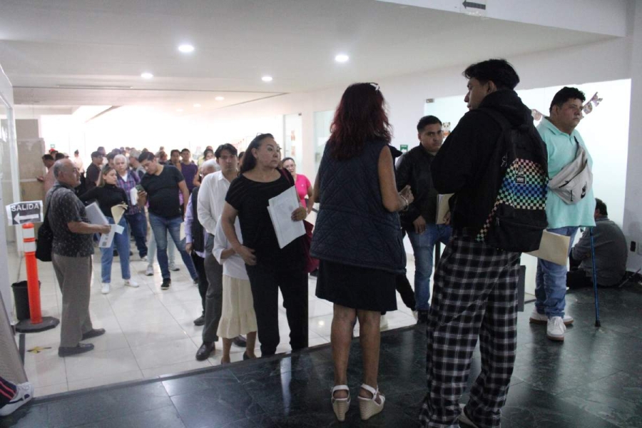 Se desesperan taxistas ante parálisis en CGMT