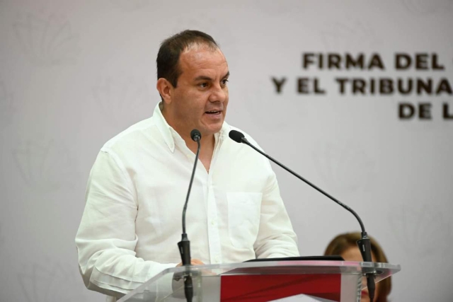 El gobernador Cuauhtémoc Blanco, en la firma de un convenio con el Tribunal Superior de Justicia para el uso de la plataforma tecnológica de Firma Electrónica.