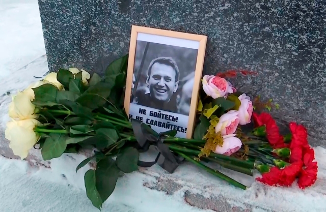 Entregan cuerpo de Navalni a su madre tras polémica por funeral