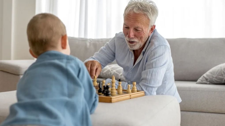 ¿Los abuelos deben recibir un pago por cuidar a sus nietos?