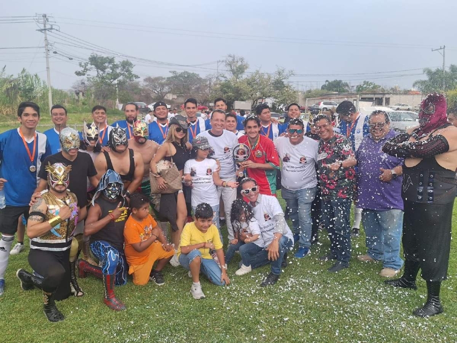 Jugadores del equipo Juventus recibieron el trofeo de campeones entregado por Carlos Arturo Quiroz; lo acompañaron luchadores de Pilla.