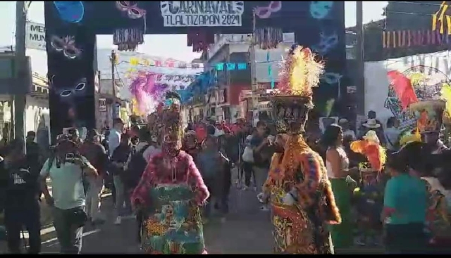 Acuden cientos de personas al inicio del carnaval de Tlaltizapán