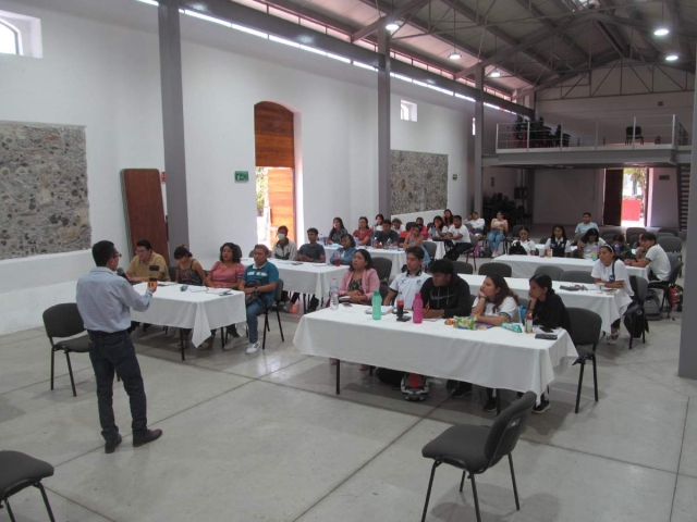  Con el objeto de que los jóvenes que tengan interés en participar en el parlamento juvenil, autoridades estatales y municipales iniciaron un taller de dos días de técnica parlamentaria para contribuir al conocimiento del tema.