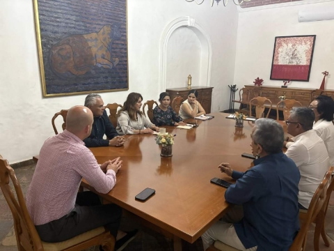 La gobernadora Margarita Gonz&aacute;lez Saravia y el fiscal Fernando Blumenkron se reunieron ayer con autoridades de la UAEM en torno a los avances del caso. 
