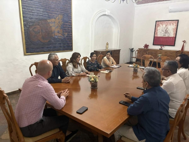 La gobernadora Margarita Gonz&aacute;lez Saravia y el fiscal Fernando Blumenkron se reunieron ayer con autoridades de la UAEM en torno a los avances del caso. 