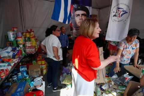 Centro de acopio en el Z&oacute;calo ha reunido seis toneladas de ayuda para Cuba