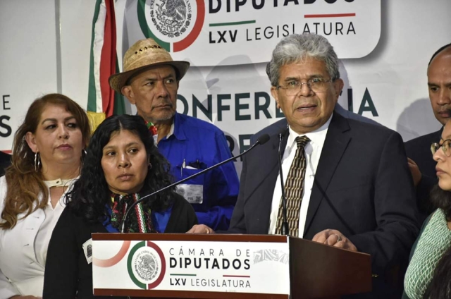 Carlos Fernández en la Cámara de Diputados, en México.