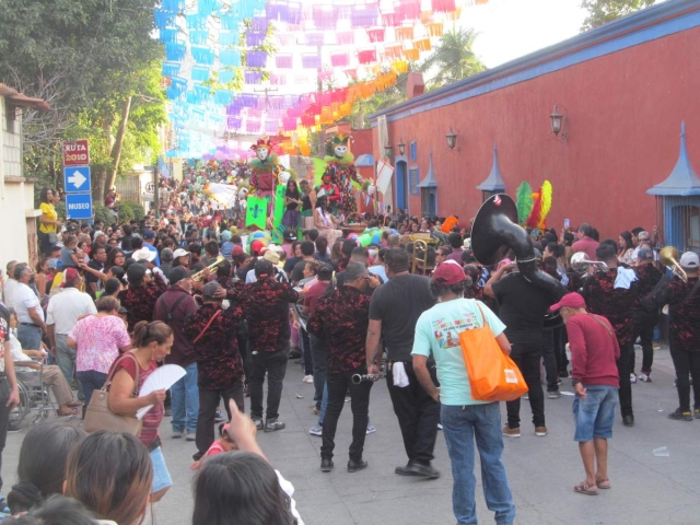 Con la participación de las siete comparsas, la madrugada de este miércoles concluiría la edición 2024 del carnaval de Tlaltizapán.