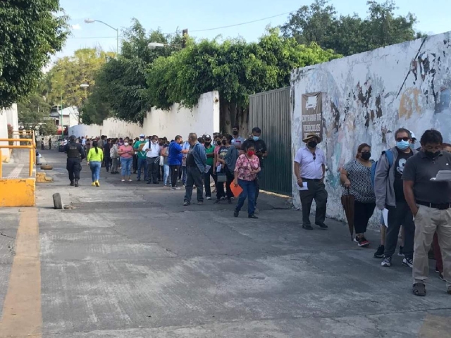 Miles de personas acudieron al llamado para recibir la dosis de refuerzo.