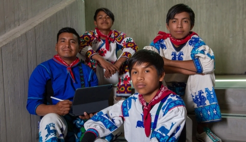 Jóvenes Wixárika usan tecnología Apple para preservar su cultura
