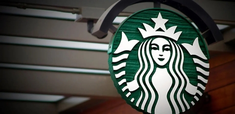 Starbucks lanza su vaso de vidrio con tapa verde este 20 de enero