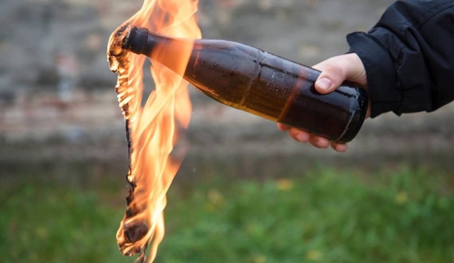 Arrojan una bomba molotov contra una casa