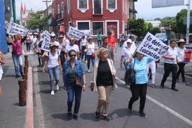 Grupos sociales marcharon por calles del Centro de Cuernavaca para exigir se detenga la entrega de los ejemplares en Morelos. 