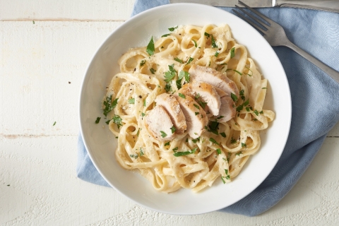 Fettuccine Alfredo con pollo: receta cremosa que encantar&aacute;