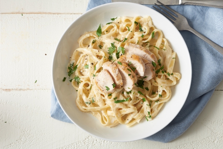 Fettuccine Alfredo con pollo: receta cremosa que encantar&aacute;