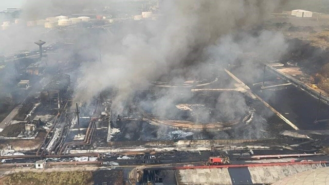 Bajo control, el incendio de los contenedores de crudo en Cuba