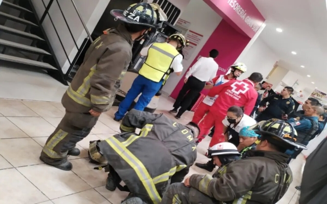 Se desploma elevador en plaza Gran Sur; una mujer murió
