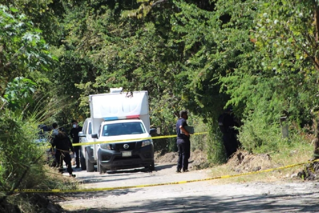 El cadáver fue abandonado junto a un canal de riego.