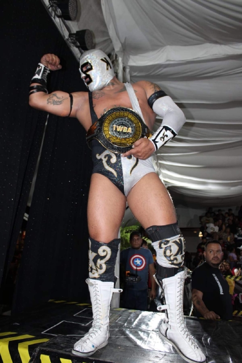 Dr. Karonte II se qued&oacute; con el campeonato S&uacute;per W&eacute;lter TWBA.