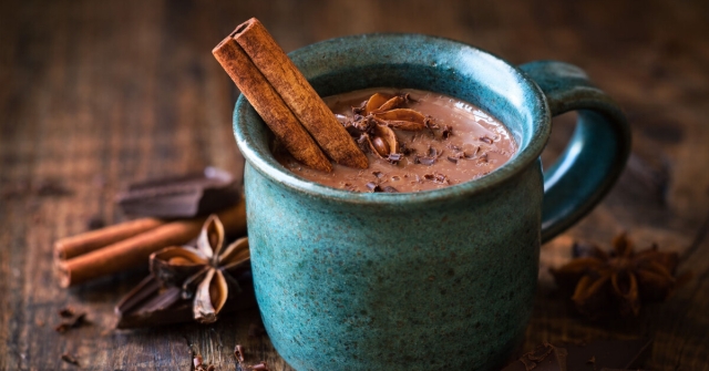 Prepara un chocolate con canela en agua para que no te dé frío con la lluvia de la tarde