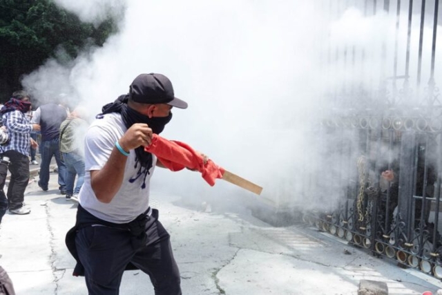 Enfrentamiento afuera de Segob durante mesa de diálogo con la CNTE