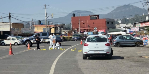 Decenas de casquillos quedaron esparcidos en la carretera.