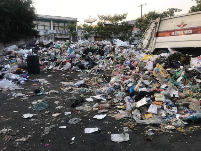 El estacionamiento está convertido en un tiradero a cielo abierto.