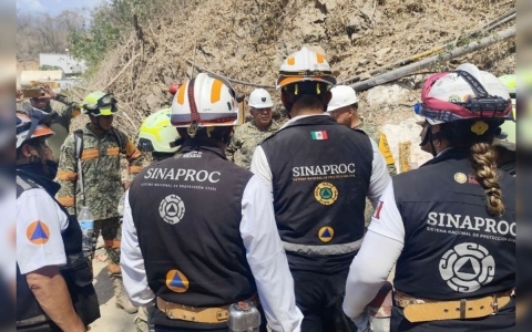 Rescatan a uno de cuatro mineros atrapados en mina de Sinaloa