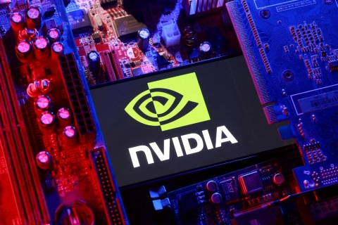 Nvidia invierte 5,000 millones de dólares en Intel y refuerza su dominio en el mercado de chips