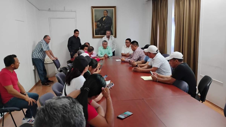 Autoridades estatales y federales atendieron a una comisión de los profesores.