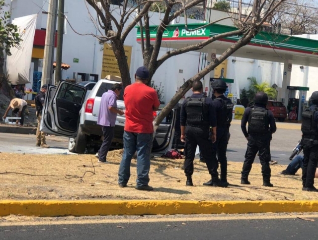 Se impacta camioneta contra un árbol