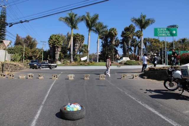 Vecinos de Chamilpa extienden bloqueos hasta recibir agua