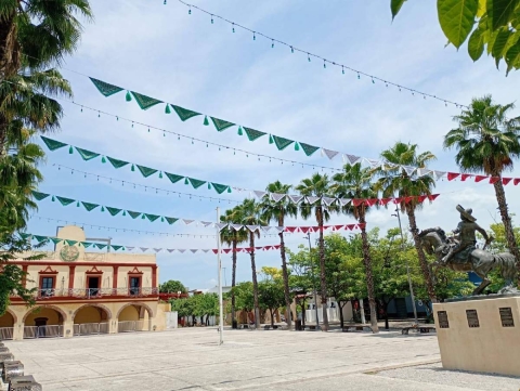 Todo está listo para los festejos patrios en Jojutla, incluidos los adornos tricolores en la avenida principal.