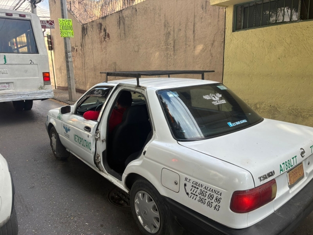 Circula taxi sin puerta
