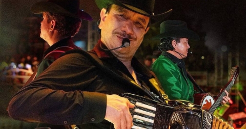 Los Alegres del Barranco desatan polémica en Jalisco con karaoke masivo de corridos prohibidos
